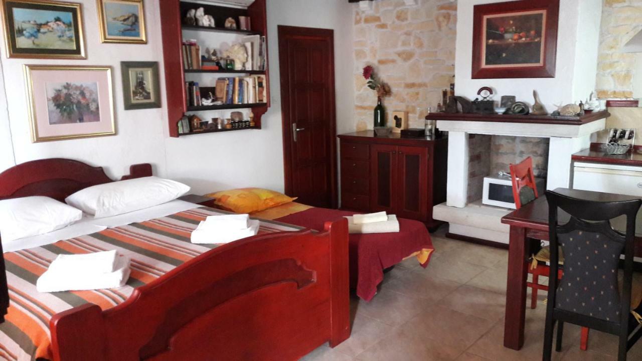 Apartments Picasso Комижа Екстер'єр фото